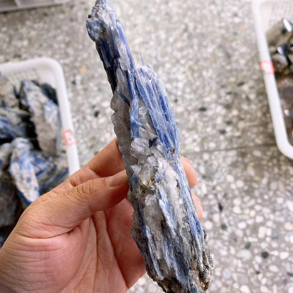 kyanite specimen，50 dollars per kilogram.